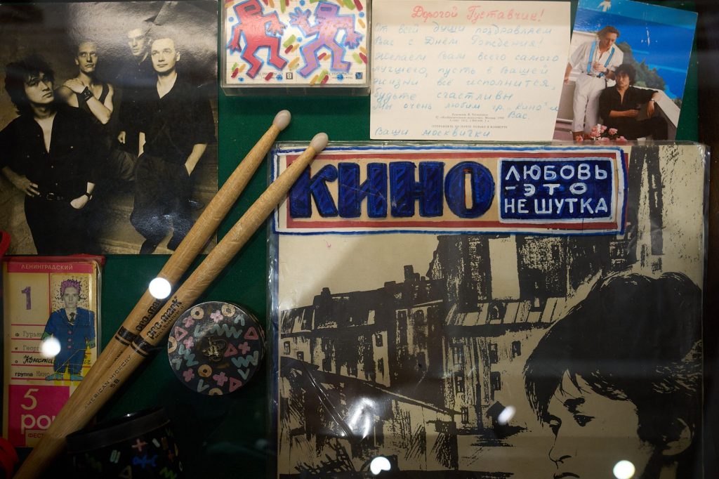 Витрина с меморабилией группы «Кино» из коллекции Музея-квартиры Георгия Гурьянова