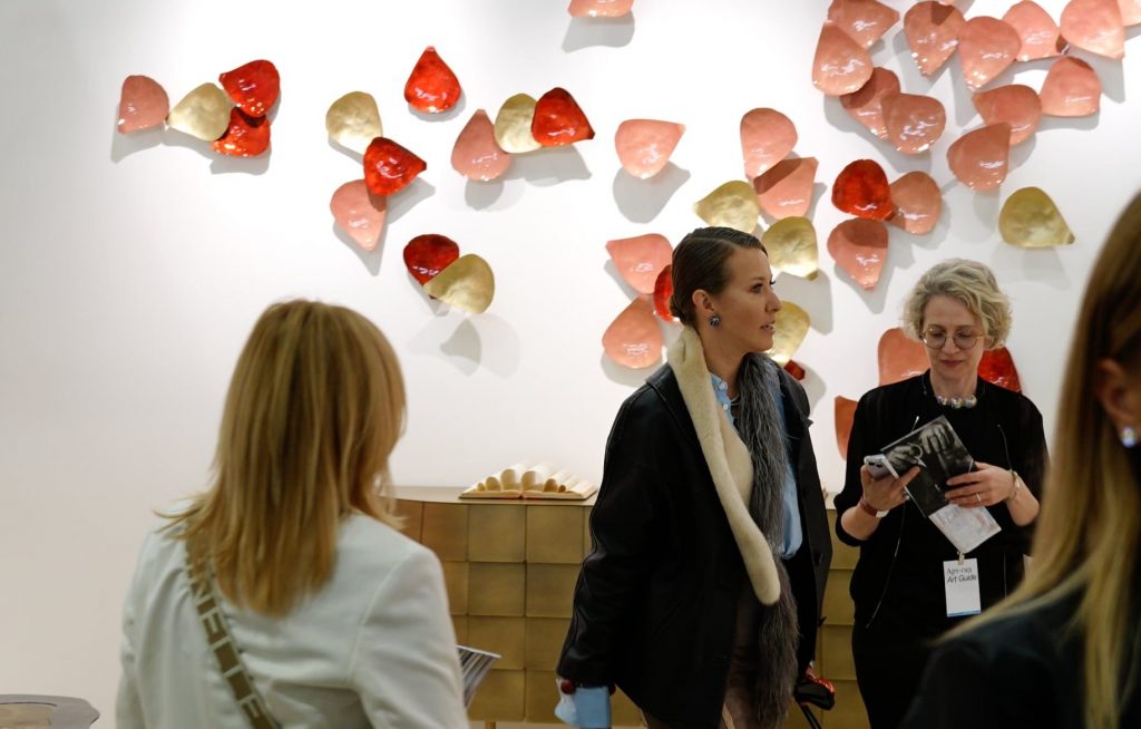 Ксения Собчак на стенде De Castelli × Stella Art Foundation на Cosmoscow 2026