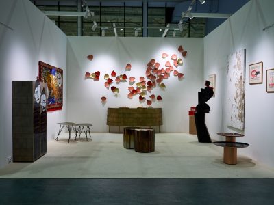 Общий вид стенда De Castelli × Stella Art Foundation на ярмарке Cosmoscow 2026