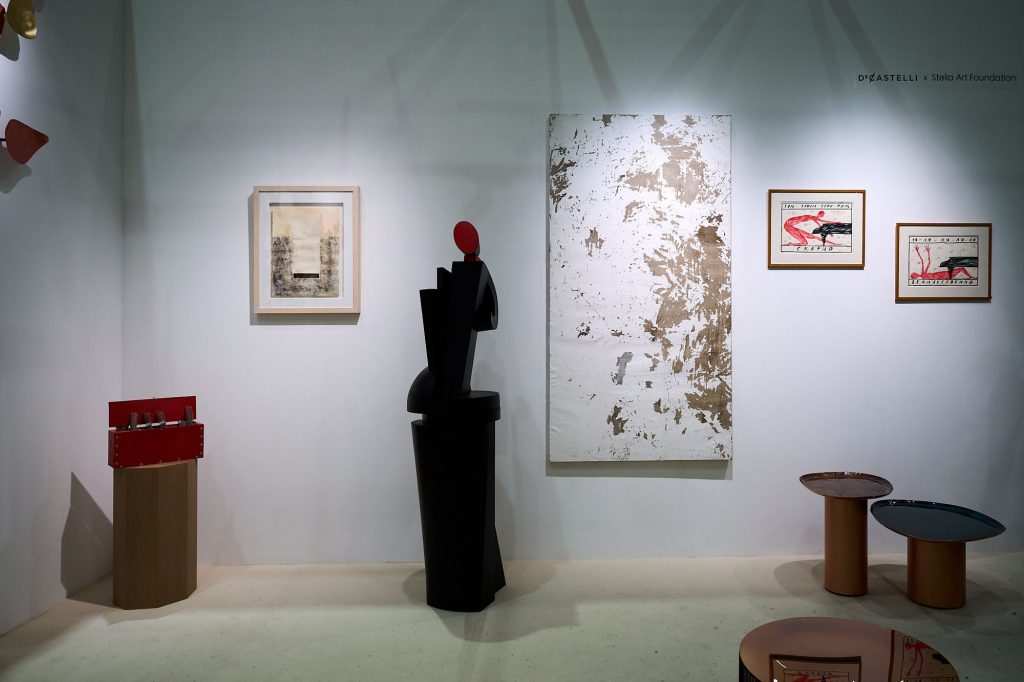 Чёрная скульптура, живопись и графика Политова и Беловой на стенде De Castelli × Stella Art Foundation